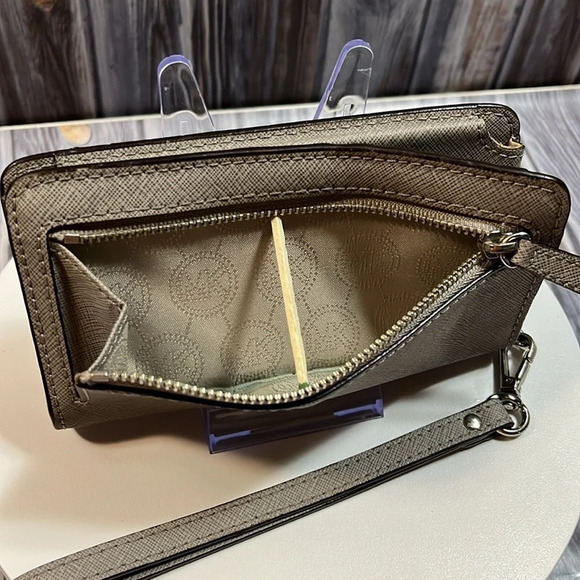 MICHAEL KORS BIFOLD SNAP WALLET/ WRISTLET in GUC - Picture 7 of 16